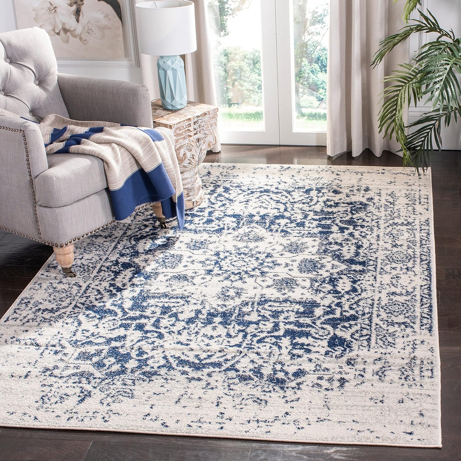 Safavieh – Alfombra envejecida, color crema y azul marino, estilo medallón, colección Madison