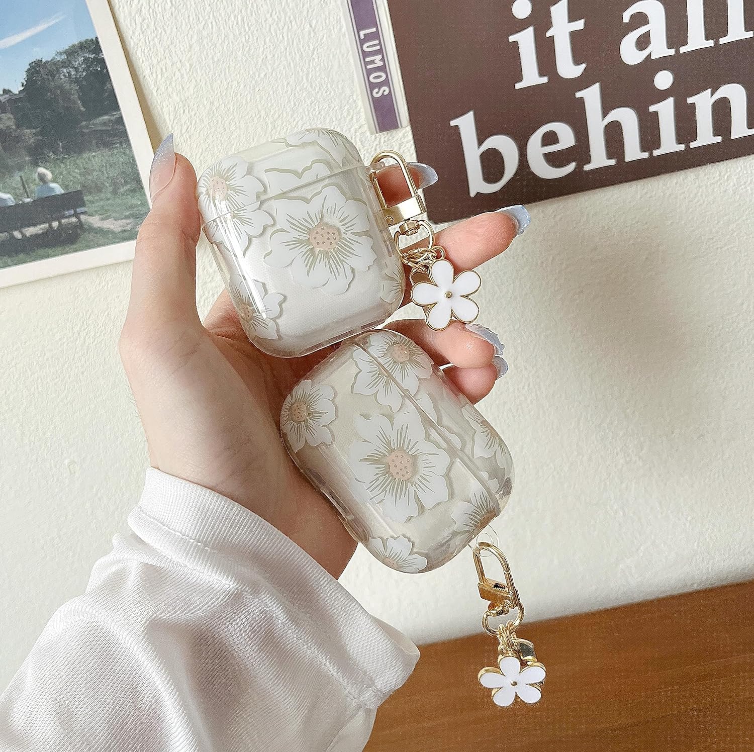MINSCOSE Funda transparente compatible con AirPods Pro 2, bonito diseño de patrón de flores de dibujos animados con llavero floral, funda protectora