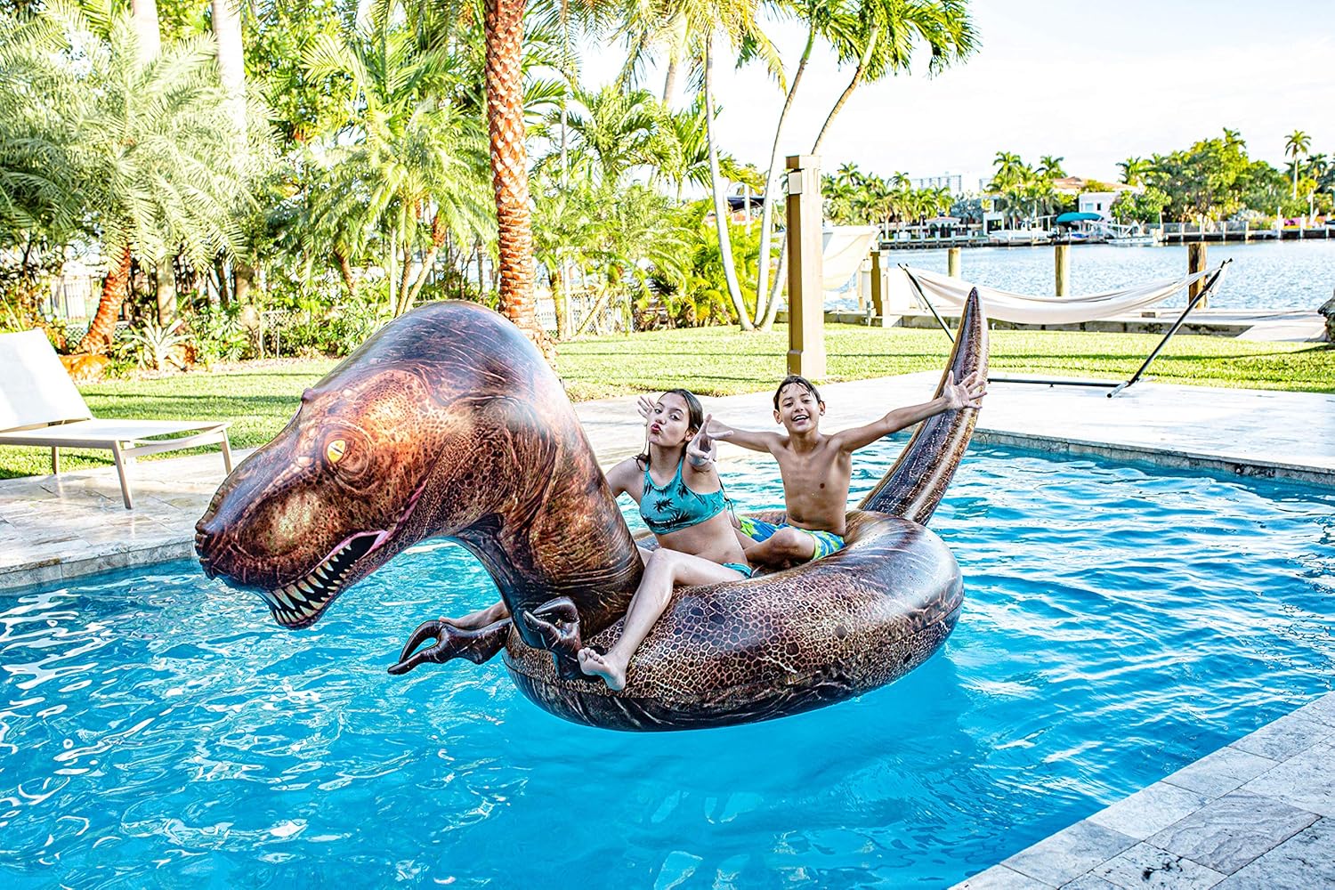 PoolCandy Balsa inflable gigante de dinosaurio T-Rex – Este dinosaurio prehistórico King transportará fácilmente a 3 adultos todo el día y la noche,