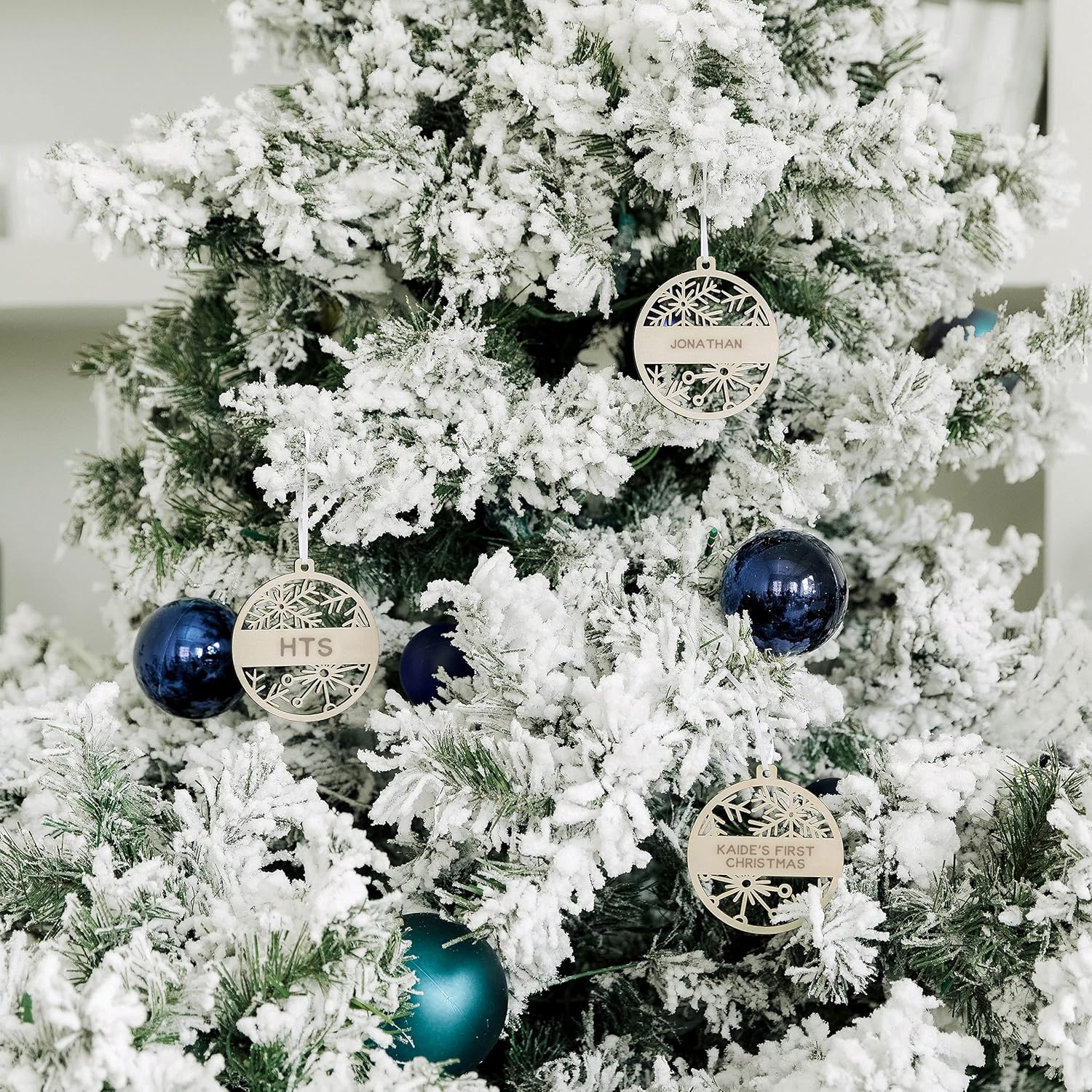 Weddingstar Adorno personalizable para árbol de Navidad con copo de nieve de madera grabado, apellido