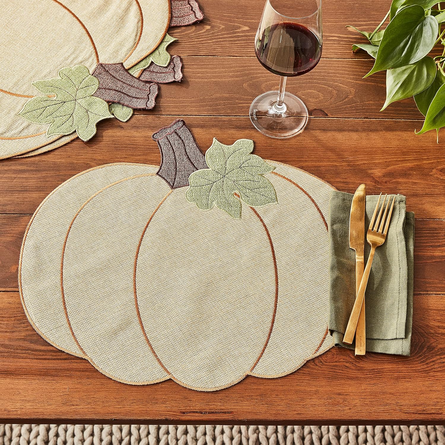 Violet Linen Juego de 4 manteles individuales bordados de poliéster con diseño de calabaza de otoño y cosecha de Acción de Gracias, 12 x 18