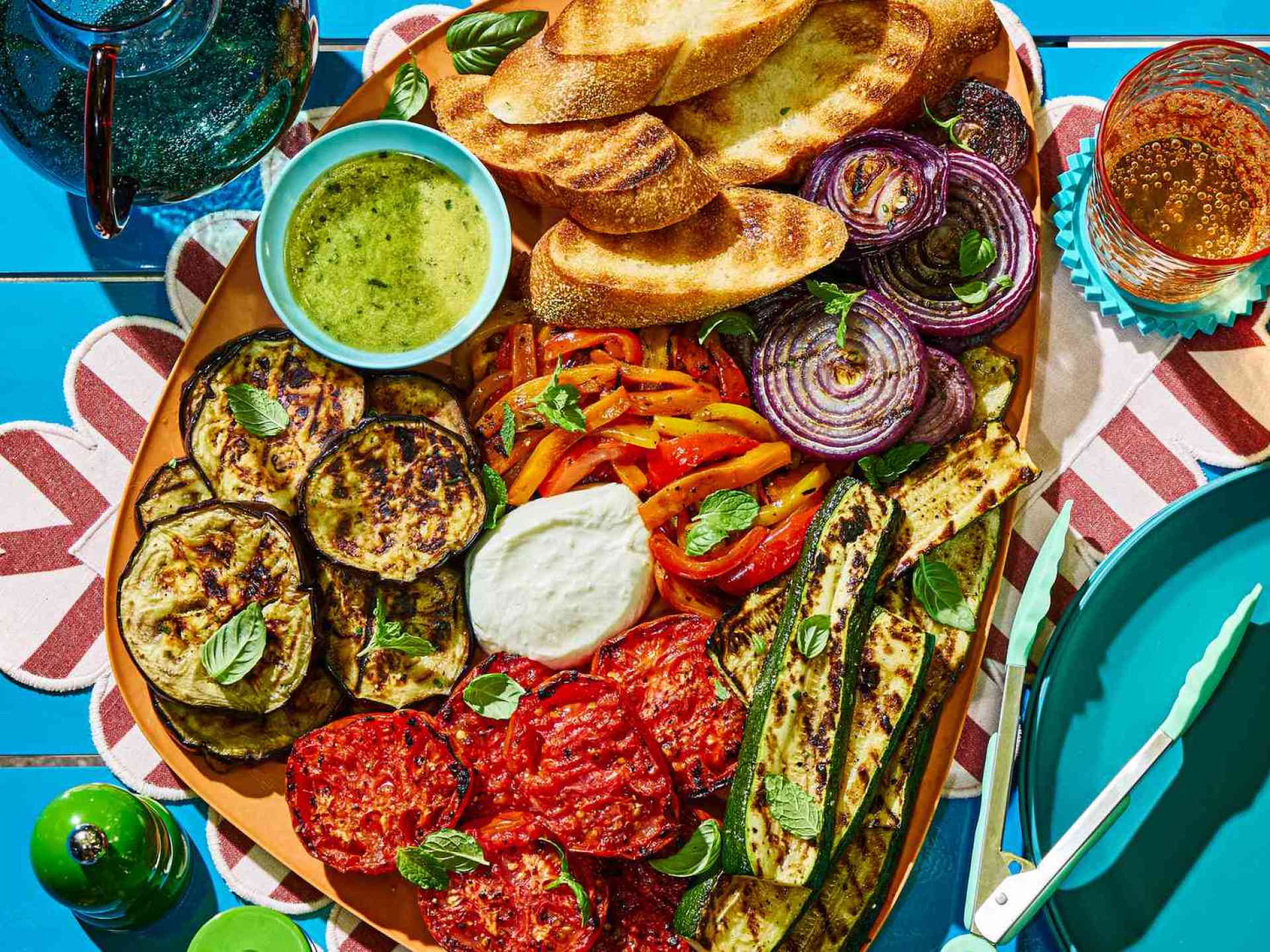 A Grilled Vegetable Board That’s Daring, Stunning, and Constructed to Share A Grilled Vegetable Board That’s Daring, Stunning, and Constructed to Share