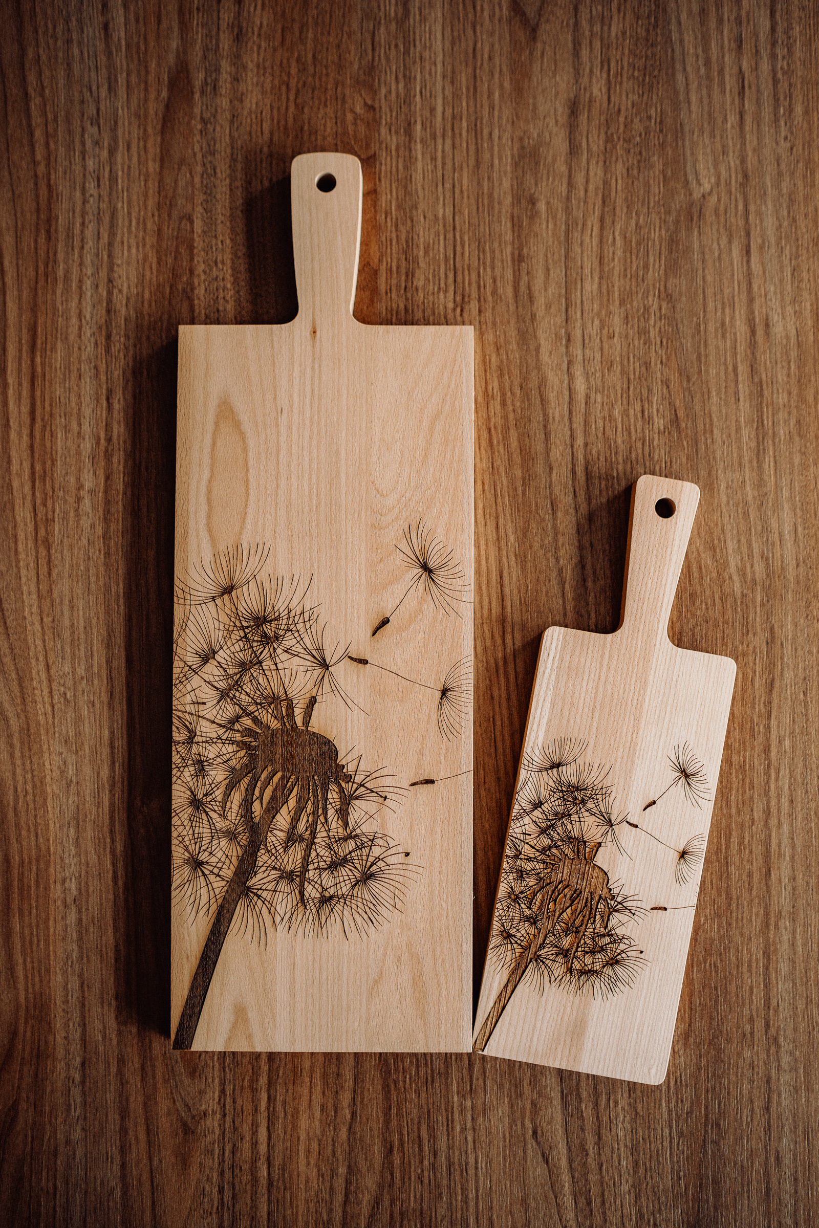 Holzbrett “Pusteblume Zoom”,       40x13x2 cm, Buche