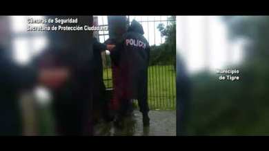 Quería robar y terminó enganchado a una reja Quería robar y terminó enganchado a una reja