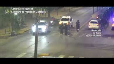Pasó en rojo, y se estrelló en moto contra un auto Pasó en rojo, y se estrelló en moto contra un auto