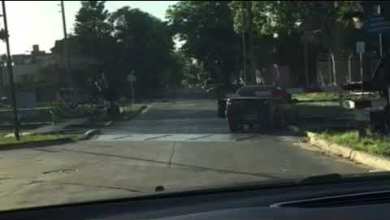 Se le quedó el auto en la vía y lo agarró el tren Se le quedó el auto en la vía y lo agarró el tren