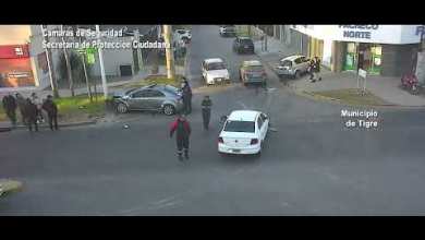 Chocan dos autos y una termina contra un semáforo en Pacheco Chocan dos autos y una termina contra un semáforo en Pacheco