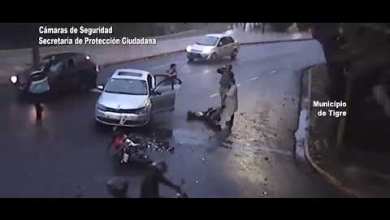 Violento choque entre un auto y una moto en Av. Liniers Violento choque entre un auto y una moto en Av. Liniers
