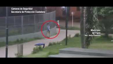 Trató de romper un tótem de seguridad y lo detuvieron Trató de romper un tótem de seguridad y lo detuvieron
