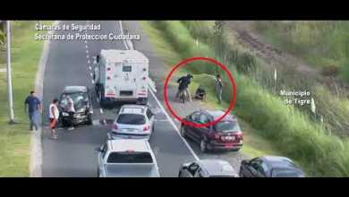 Violento choque de un auto contra un poste de luz Violento choque de un auto contra un poste de luz