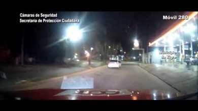 Una mujer quiso saltar de un auto en movimiento Una mujer quiso saltar de un auto en movimiento