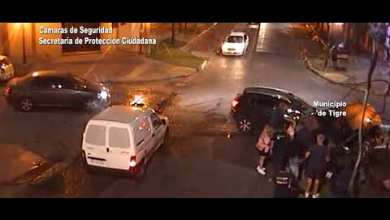 Chocan y casi vuelca un auto en Don Torcuato Chocan y casi vuelca un auto en Don Torcuato