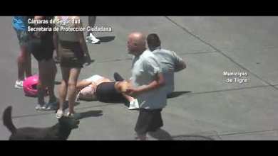 Violento choque entre un auto y una moto Violento choque entre un auto y una moto