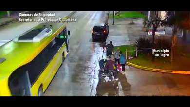 Violento choque entre un auto y una moto en Benavídez Violento choque entre un auto y una moto en Benavídez