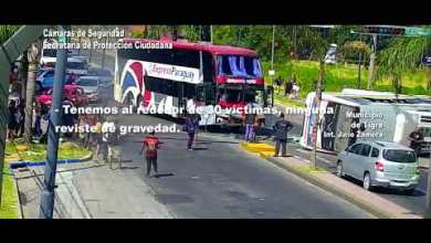 Choque y vuelco entre micro y colectivo en El Talar Choque y vuelco entre micro y colectivo en El Talar