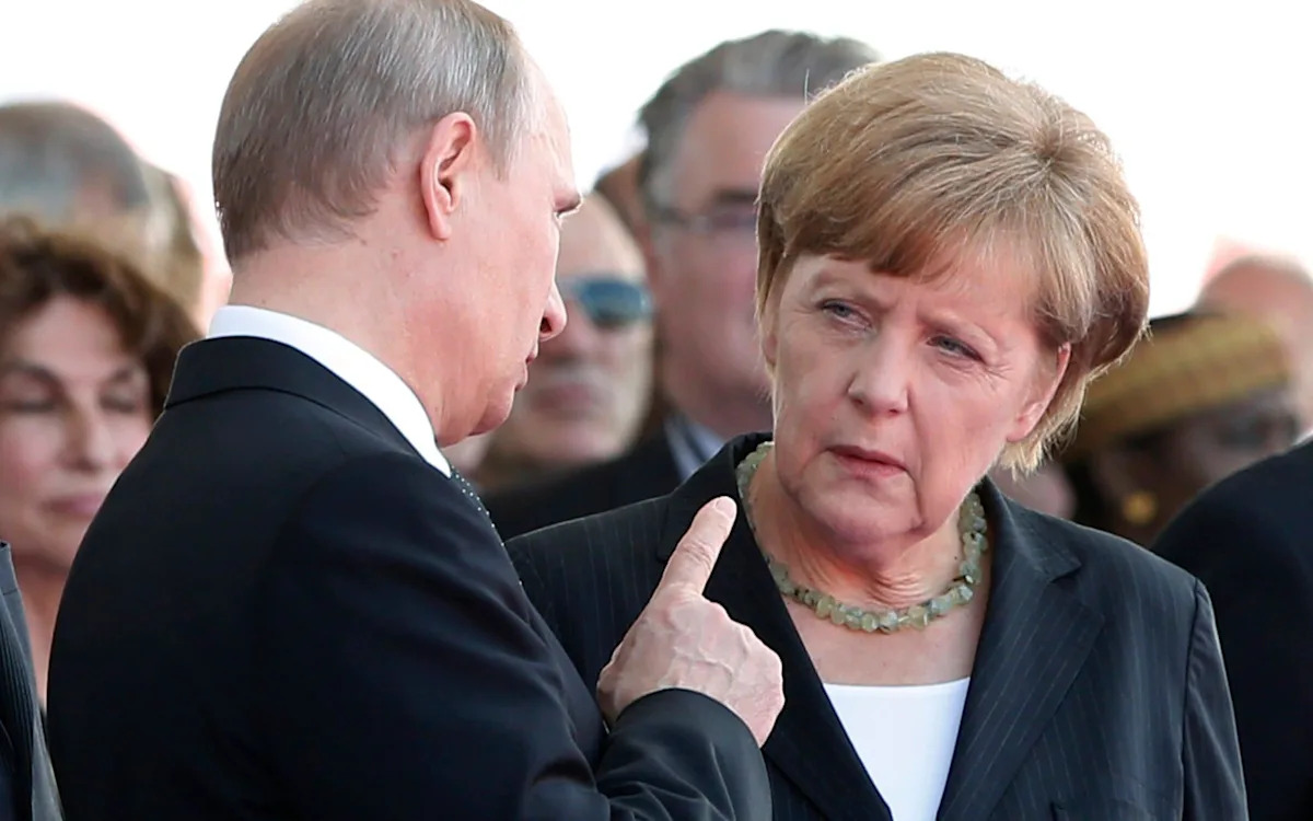Merkel ‘agreed to train Russian forces’ Merkel ‘agreed to train Russian forces’