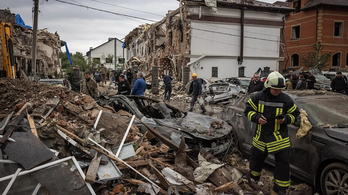 4 people killed, dozens injured in major Russian attack on Ukraine's capital 4 people killed, dozens injured in major Russian attack on Ukraine's capital