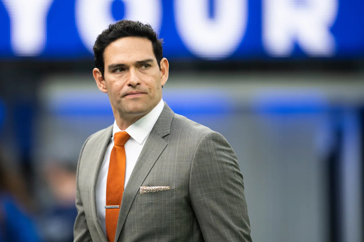 Ex-NFL quarterback Mark Sanchez stabbed multiple times in altercation leading to charges against him Ex-NFL quarterback Mark Sanchez stabbed multiple times in altercation leading to charges against him