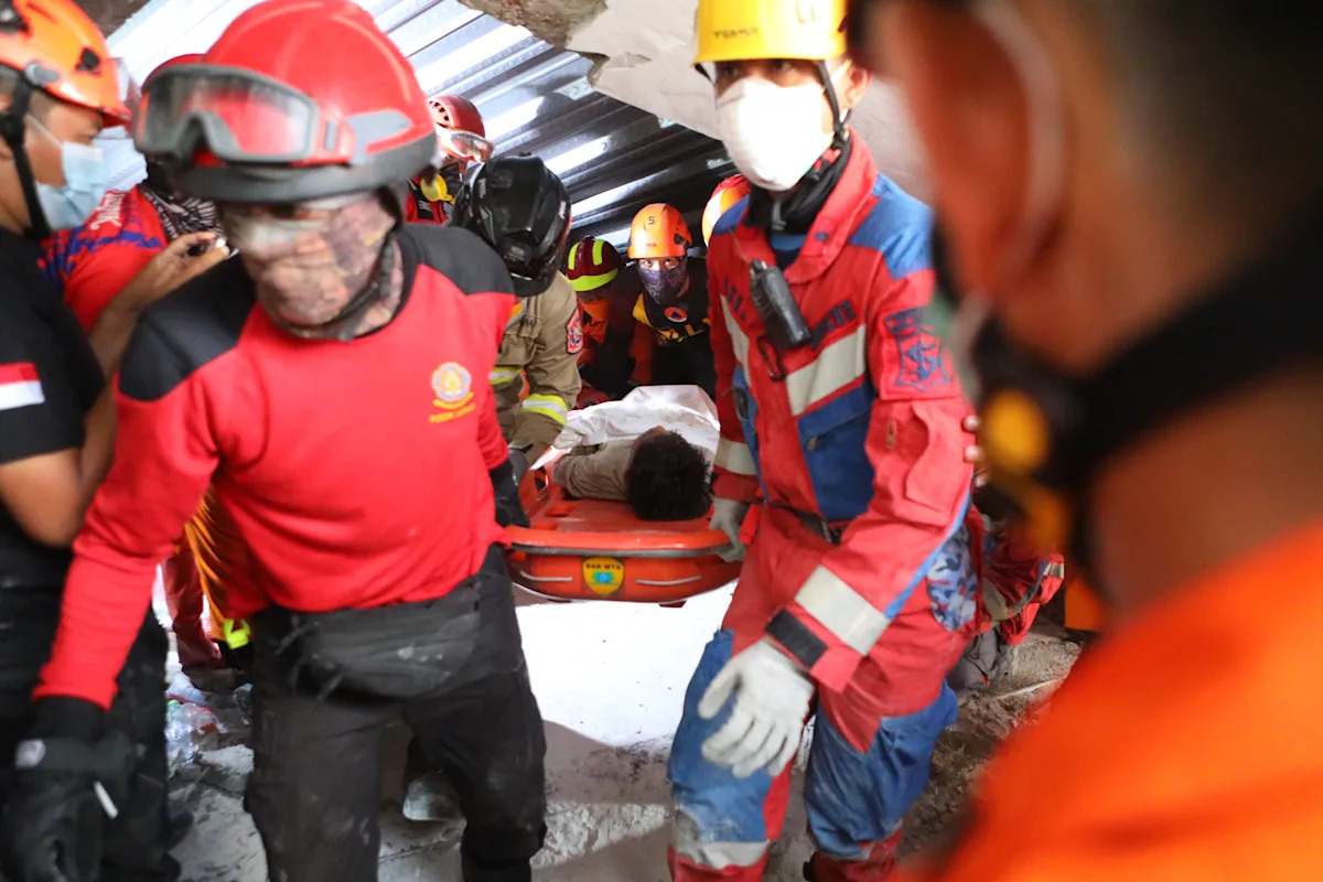 Rescuers chip away debris with hand tools to save those trapped in Indonesia school collapse Rescuers chip away debris with hand tools to save those trapped in Indonesia school collapse