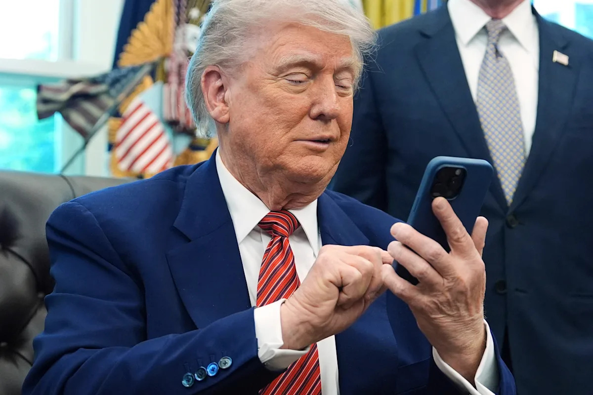 The government shuts down, and Trump goes online — very online The government shuts down, and Trump goes online — very online