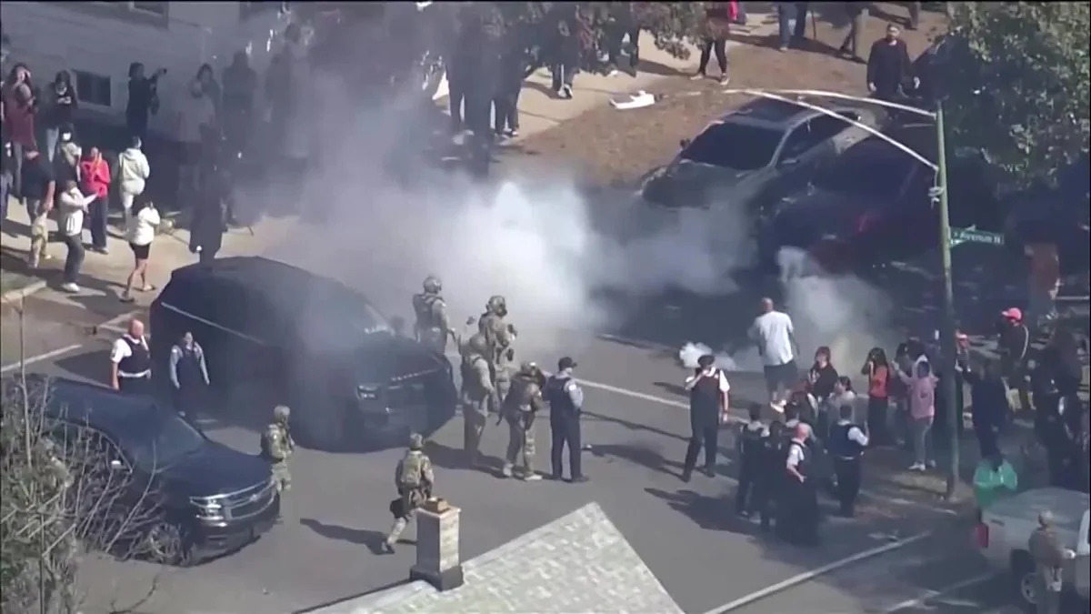 Federal agents fire tear gas in tense standoff with Chicago crowd Federal agents fire tear gas in tense standoff with Chicago crowd