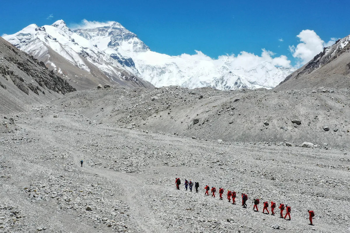 Snowstorm traps hundreds of hikers on Mount Everest during China’s national holiday Snowstorm traps hundreds of hikers on Mount Everest during China’s national holiday