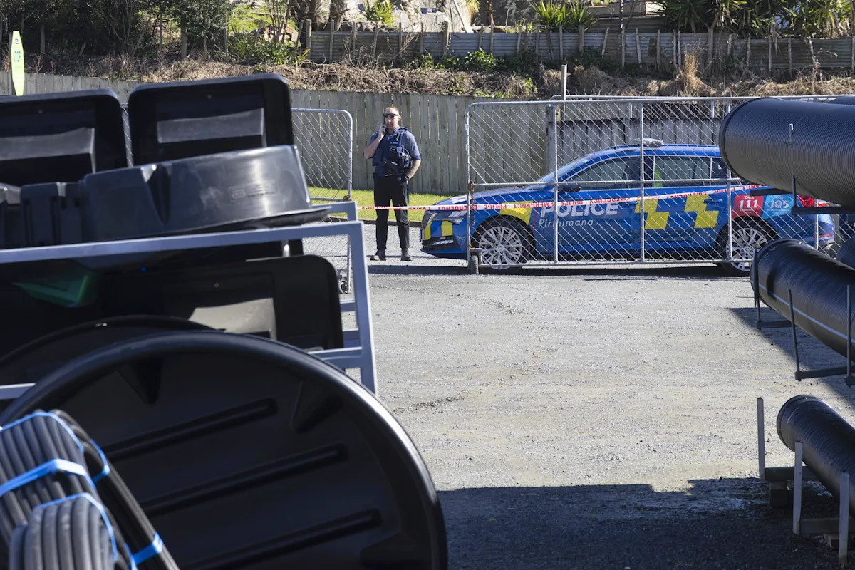 A New Zealand father who evaded authorities with his 3 children for years is shot dead by the police A New Zealand father who evaded authorities with his 3 children for years is shot dead by the police