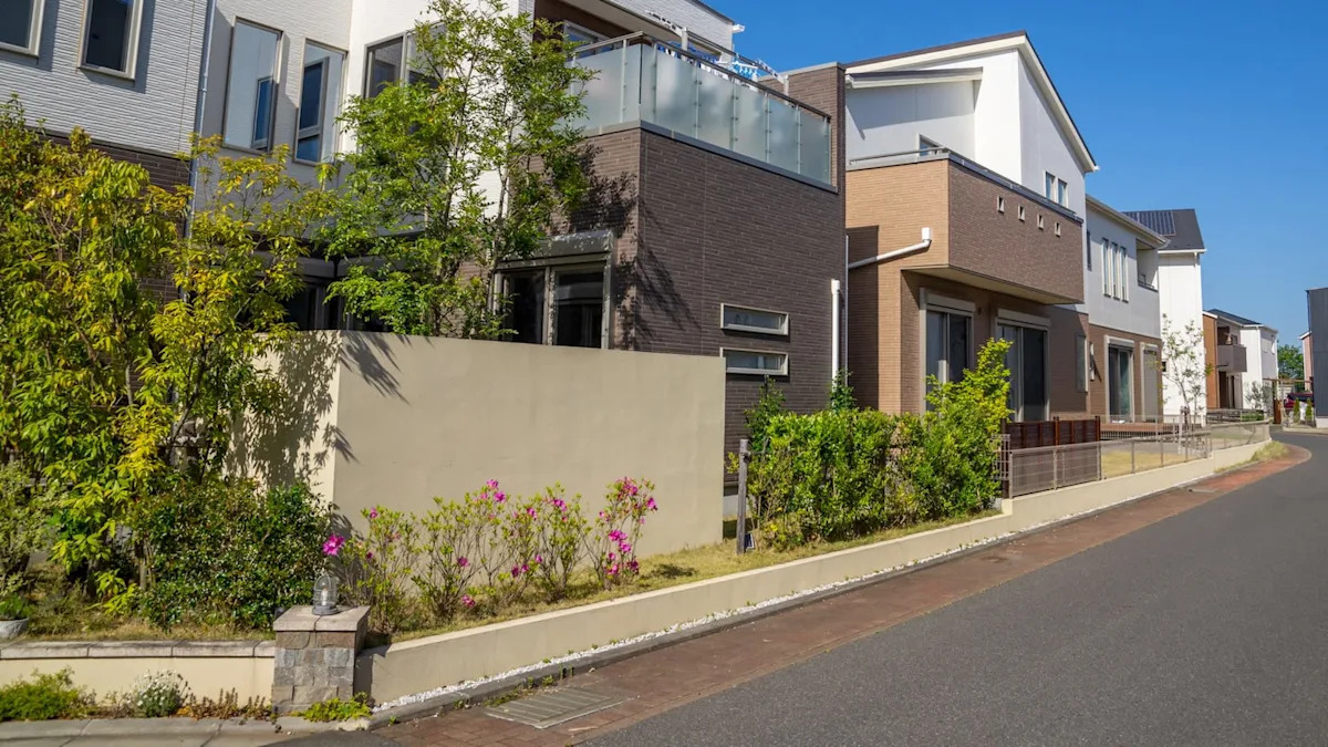 Residents outraged after baffling wall suddenly appears in wealthy neighborhood: ‘How is this legal?’ Residents outraged after baffling wall suddenly appears in wealthy neighborhood: ‘How is this legal?’